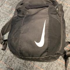 Zaino Zwart Nike, come riportato da Connexxion Amstelland-Meerlanden Schiphol Zuid utilizzando iLost