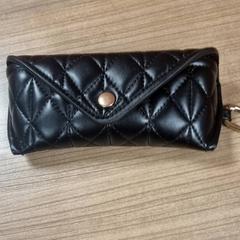 Etui à lunettes avec lunettes, a été signalé par Connexxion Amstelveen utilisant iLost