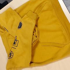 Kleding - Hoodie okergeel, ha sido reportado por Centraal magazijn con iLost