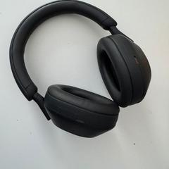 Black headphones (SONY) & grey hoodie, amint azt az iLostnak jelentették.