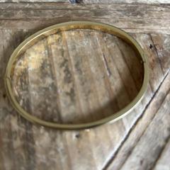 Goudkleurige armband, jak zgłoszono do iLost