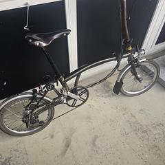 Donker groene/bruine vouwfiets, jak bylo nahlášeno na iLost