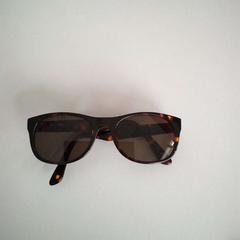 Des lunettes de soleil, a été signalé par Twisto utilisant iLost