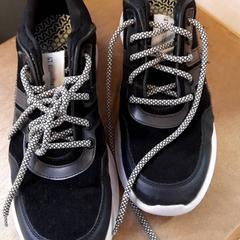 Sneaker Zwart, amint azt Connexxion Zeeuws-Vlaanderen az iLost segítségével jelentette.