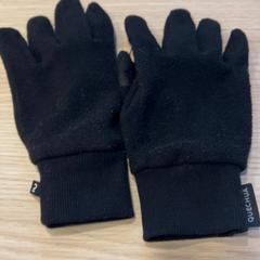 Gloves, as reported by Pathé Groningen using iLost
