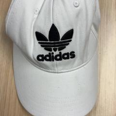 Baseball sapka, amint azt Pathé Tilburg az iLost segítségével jelentette.