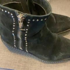 İLost kullanarak MEININGER Hotel Brussels City Center tarafından bildirildiği gibi Ayakkabı