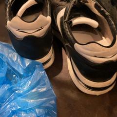 Férfi cipők Black, amint azt Van der Valk Hotel Heerlen az iLost segítségével jelentette.