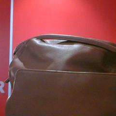 Sac brown, a été signalé par MEININGER Hotel Roma Termini utilisant iLost