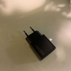 アダプタ BLACK がiLostで Room Mate Bruno によって報告されました