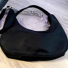 حقائب حمل وحقائب اليد، كما تم الإبلاغ عنه بواسطة EBS Tramplein عبر iLost