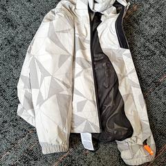 Veste enfant, a été signalé par Connexxion Haarlem IJmond utilisant iLost