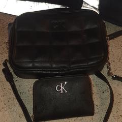 Handtas en portemonnee Calvin Klein, come riportato a iLost