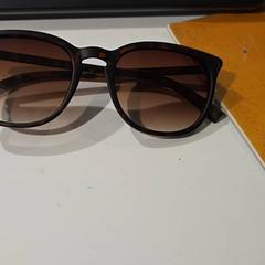 Sunglasses, as reported by Pathé de Kuip using iLost