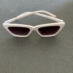 Okulary słoneczne Weiss, zgłoszono przez Schönbrunn "Group Center" przy użyciu iLost