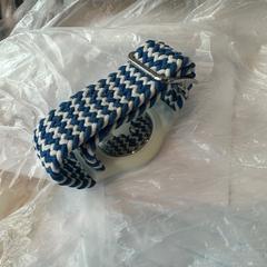 Airtag met bandje blauw wit, segundo informou Haven Hotel Rotterdam usando iLost