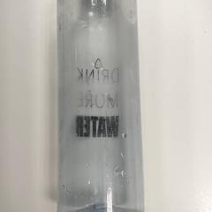 学用品 - Drinkfles Doorschijnend がiLostで Regio West-Vlaanderen によって報告されました