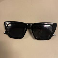 Zonnebril  Zwart, som rapportert av Pathé Tuschinski ved bruk av iLost