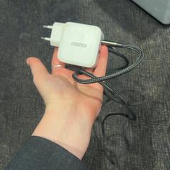 Carregador, como reportado por Van der Valk Hotel Utrecht utilizando o iLost