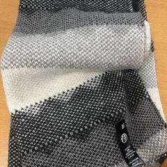 Sjal wit,zwart,grijs, rapporterat av VITAZ campus Sint-Niklaas med iLost