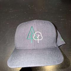 キャップ Grijs met boompjes erop がiLostで Van der Valk Hotel Amsterdam-Amstel によって報告されました