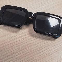 Gafas de sol, ha sido reportado por Qbuzz Fryslân con iLost