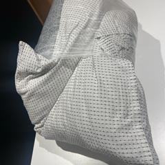 담요 grey, iLost를 사용하여 Amsterdam ID Aparthotel에 보고됨