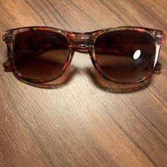 Sluneční brýle, jak nahlášeno Pathé Zaandam pomocí iLost