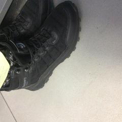 Shoe with socks, como reportado por MEININGER Hotel Berlin Airport utilizando o iLost