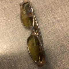 Sluneční brýle Grey, jak nahlášeno MEININGER Hotel Brussels City Center pomocí iLost