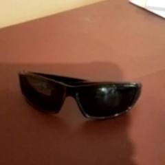 Sluneční brýle Zwart, jak nahlášeno Apenheul pomocí iLost