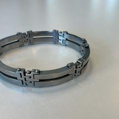 Steel Bracelet، كما تم الإبلاغ عنه عبر iLost