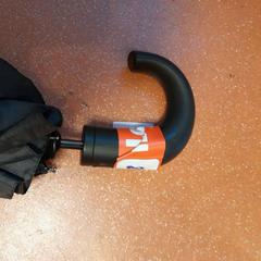 مظلة قابلة للطي noir، كما تم الإبلاغ عنه بواسطة TCL عبر iLost