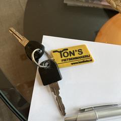 Sleutels met Ton’s fietsenmakerij sleutelhanger, as reported to iLost