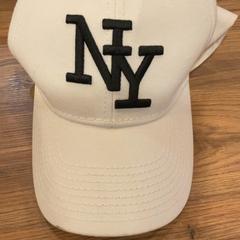 Boné de baseball, como reportado por MEININGER Hotel Marseille Centre la Joliette utilizando o iLost