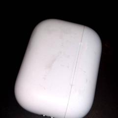 Custodia per airpods, come riportato da TivoliVredenburg utilizzando iLost
