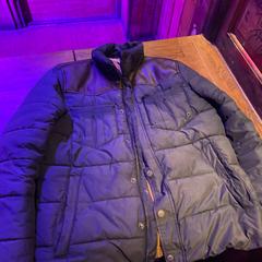 Jacket Navy Blue polyester and brown leather, ha sido reportado por Club Nyx/Exit Café con iLost