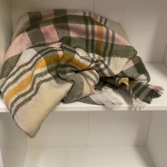 Šál Roze, witt, groene, gele sjaal, ako bolo nahlásené IKEA Utrecht pomocou iLost