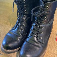 Shoes Bl, as reported by MEININGER Hotel Berlin East Side Gallary using iLost