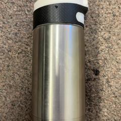 Garrafa thermos, como reportado por Burgers' Zoo utilizando o iLost