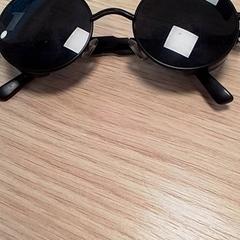 Eguzkitako betaurrekoak Zwart, gisa salatu by Qbuzz Fryslân iLost erabiliz