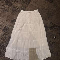 Skirt lang, wit, as reported by Van der Valk Rotterdam Blijdorp using iLost