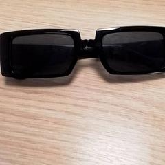 Gafas de sol Zwart, ha sido reportado por Qbuzz Fryslân con iLost