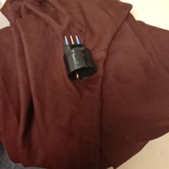Adaptador & Camisa, segons ha informat Mövenpick Hotel Amsterdam City Centre mitjançant iLost
