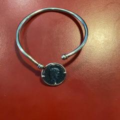 Eskumuturra, gisa salatu by MEININGER Hotel Berlin Alexanderplatz iLost erabiliz