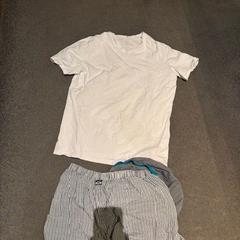 Oděvy wit tshirt - gestreepte broek, jak nahlášeno Van der Valk Hotel Deventer pomocí iLost