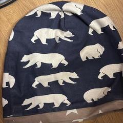 Chapéu modrohneda s medvedy a hvezdickami, como reportado por IKEA Brno utilizando o iLost