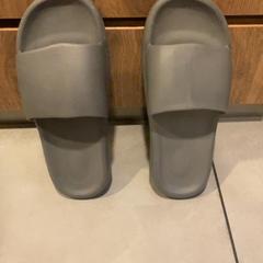 Tong noir Grey, zoals gemeld door MEININGER Hotel Marseille Centre la Joliette met iLost