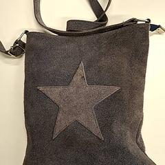 핸드백 Grijs suede, iLost를 사용하여 Gemeente Hilversum에 보고됨
