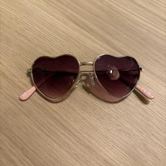 Occhiali da sole För barn, rosa med hjärtan, come riportato da IKEA Karlstad utilizzando iLost